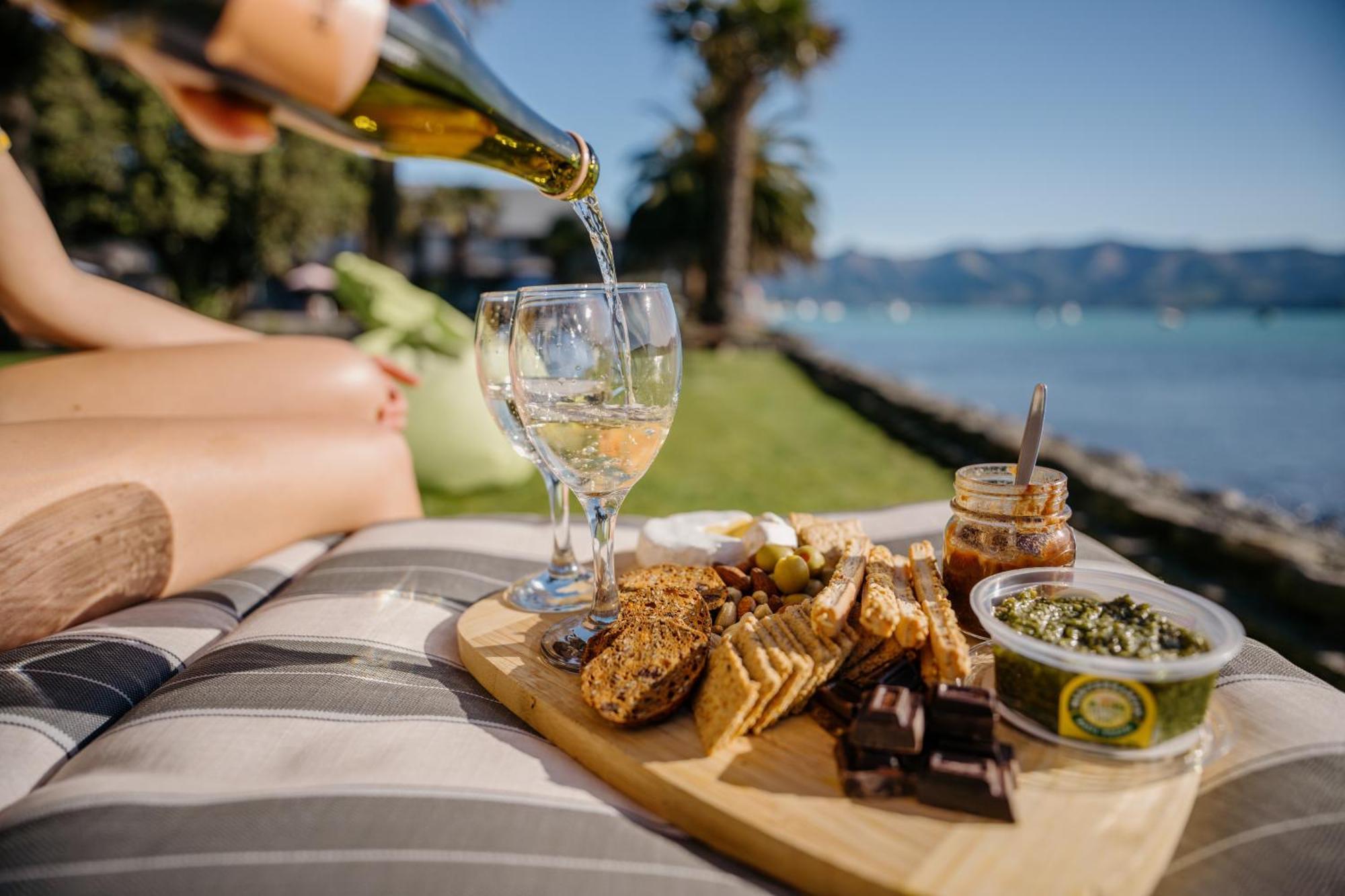 Akaroa Waterfront Motels Екстериор снимка